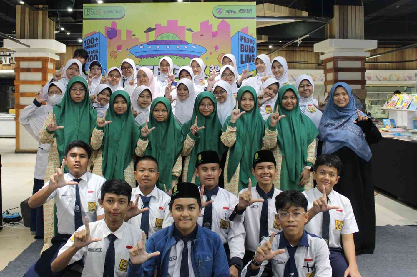 Out of The Box: Gudang Buku Keliling Bersama Mizan Publisher