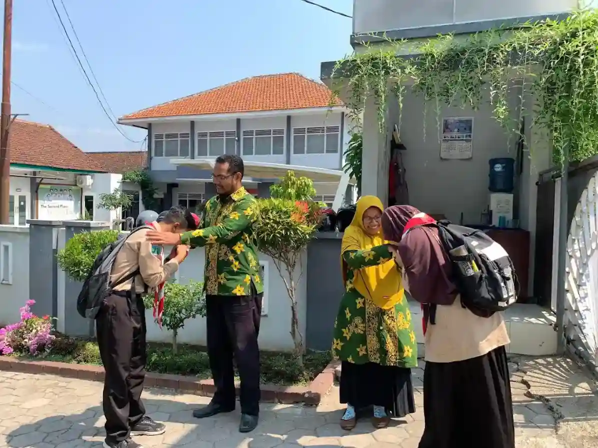 Pembiasaan Senyum, Salam, dan Sapa di SMA Al Furqan